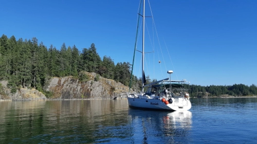 calma-sailing-a-comfortable-sailboat-in-desolation-sound