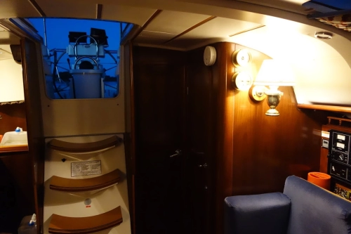 calma-sailing-a-cortes-island-cosy-sailboat