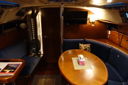 calma-sailing-a-cosy-sailboat-BC