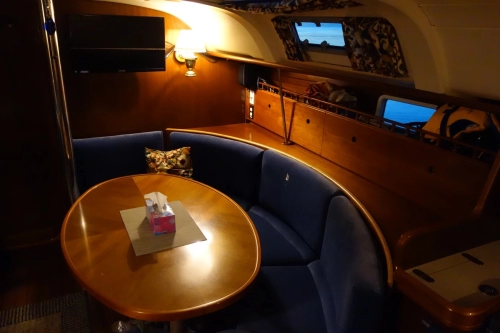 calma-sailing-a-cosy-sailboat-Desolation-Sound