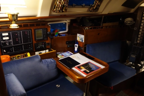 calma-sailing-a-spacious-sailboat-BC