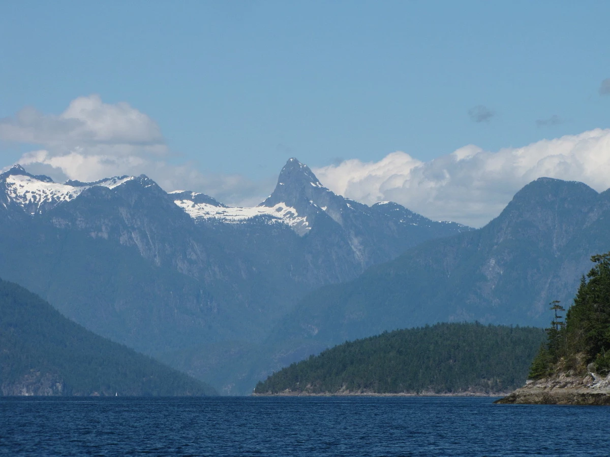 calma-sailing-1t-mountains-view-desolation-sound