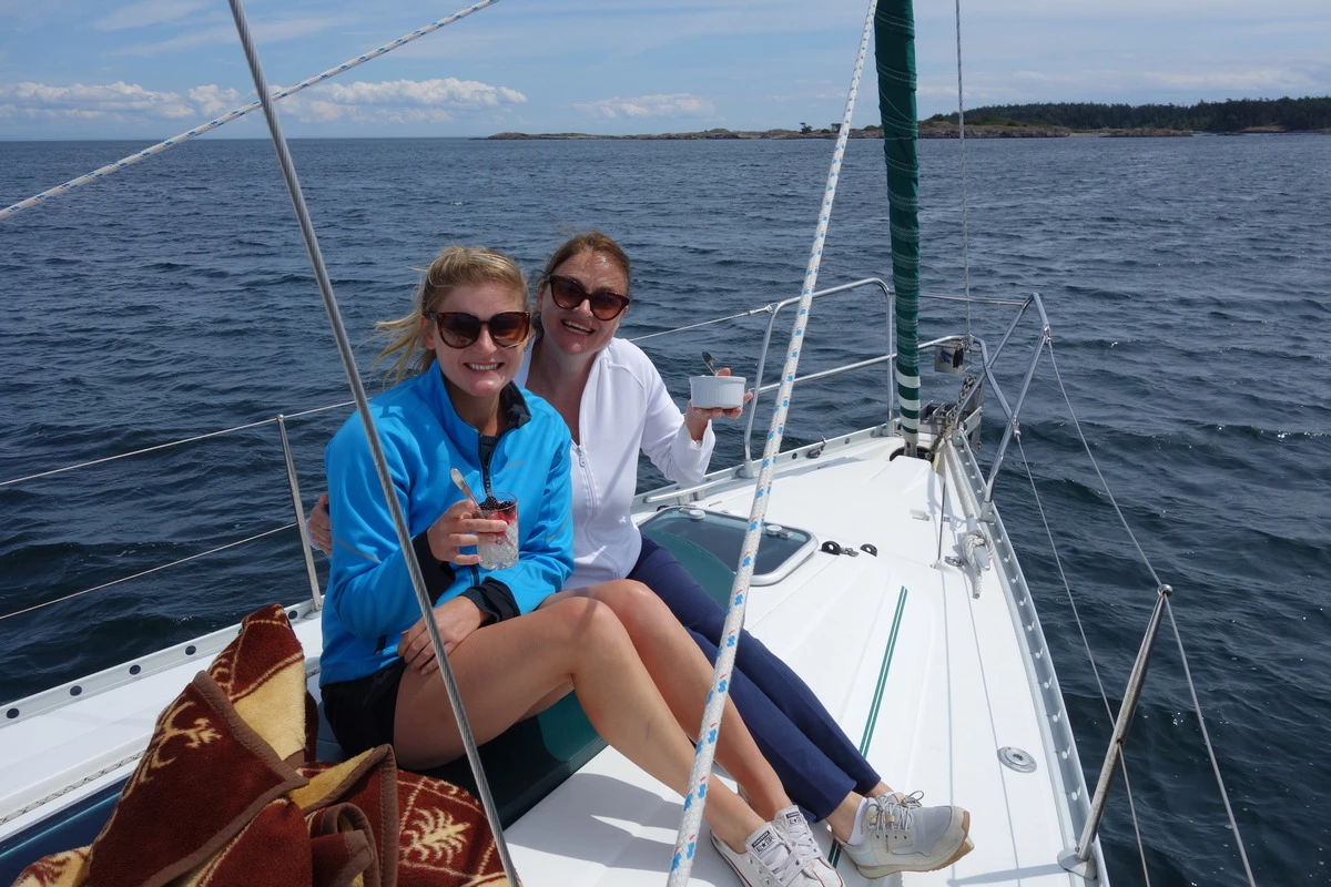 calma-sailing-1t-relax-on-a-sailboat
