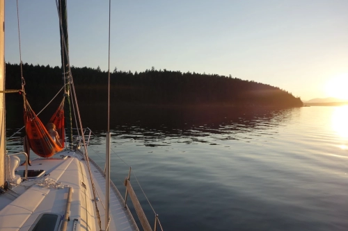 calma-sailing-5t-1-relax-on-a-sailboat